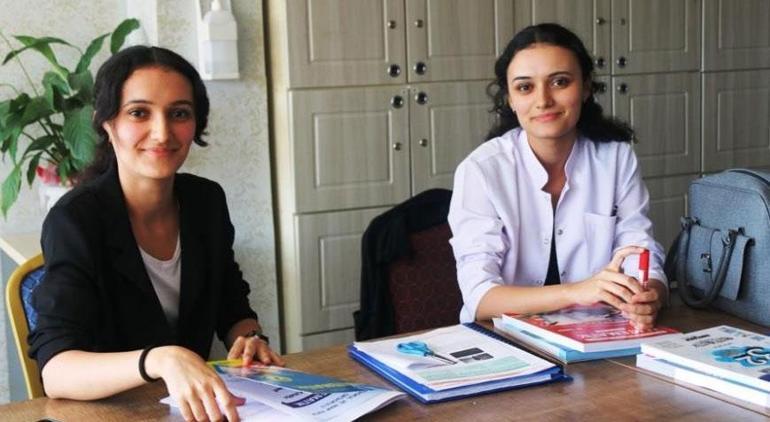 İkiz kız kardeşler aynı okula öğretmen olarak atandı! 'Öğrencilerimiz bizi karıştırıyor'