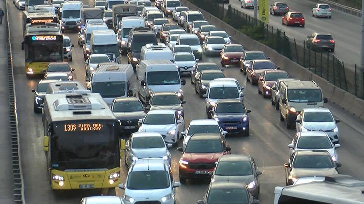 Kadıköy'de trafiği kilitleyen kaza! 2 şerit kapatıldı