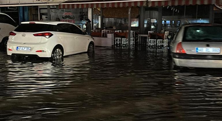 Fethiye'de kuvvetli yağış! Sokaklar göle döndü