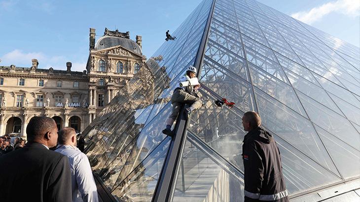 İklim aktivistleri yine sahnede! Louvre piramidine boyalı saldırı
