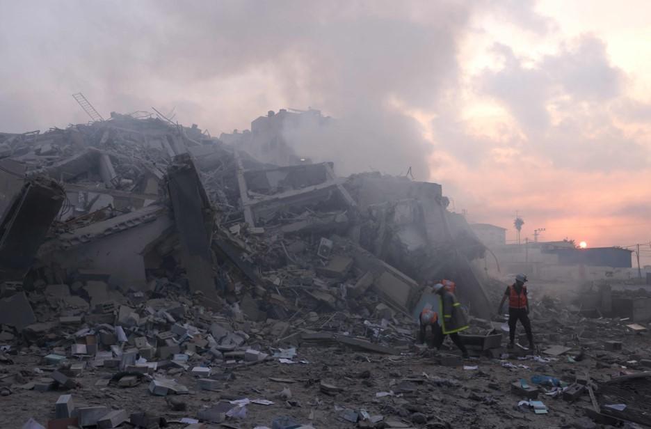 Gazze kara bir dumanla kaplandı: Elektrik ve su yok, sokaklar ceset dolu
