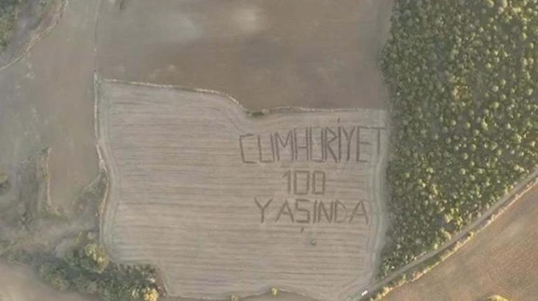 Tarlasına 'Cumhuriyet 100 yaşında' yazdı