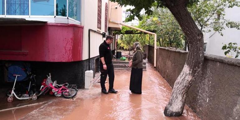 Zamanla yarış! 4 çocuk sel sularıyla dolan odada mahsur kaldı