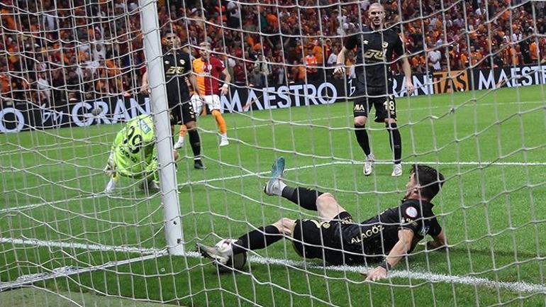 Galatasaray'ın ikinci golünde top çizgiyi geçti mi? Eski hakem canlı yayında açıkladı!