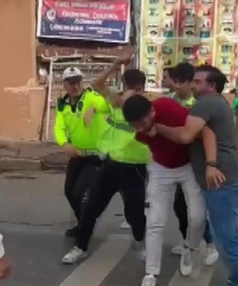 Kadıköy'de Fenerbahçe maçı öncesi kavga! Caddeyi bariyerle kapatan işçilere saldırdı