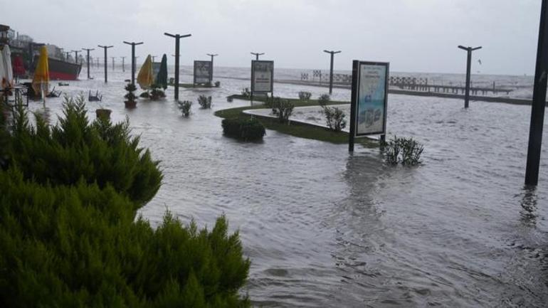 Öğle saatlerinden itibaren hızlandı! Deniz taştı her yer sular altında kaldı