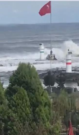 Trabzon'da 2 liseli dalgalara kapılmıştı! Hırka, cep telefonu ve kalem bulundu