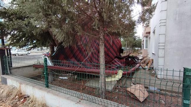 Edirne'de kuvvetli rüzgar: ağaçlar devrildi, çatılar uçtu!