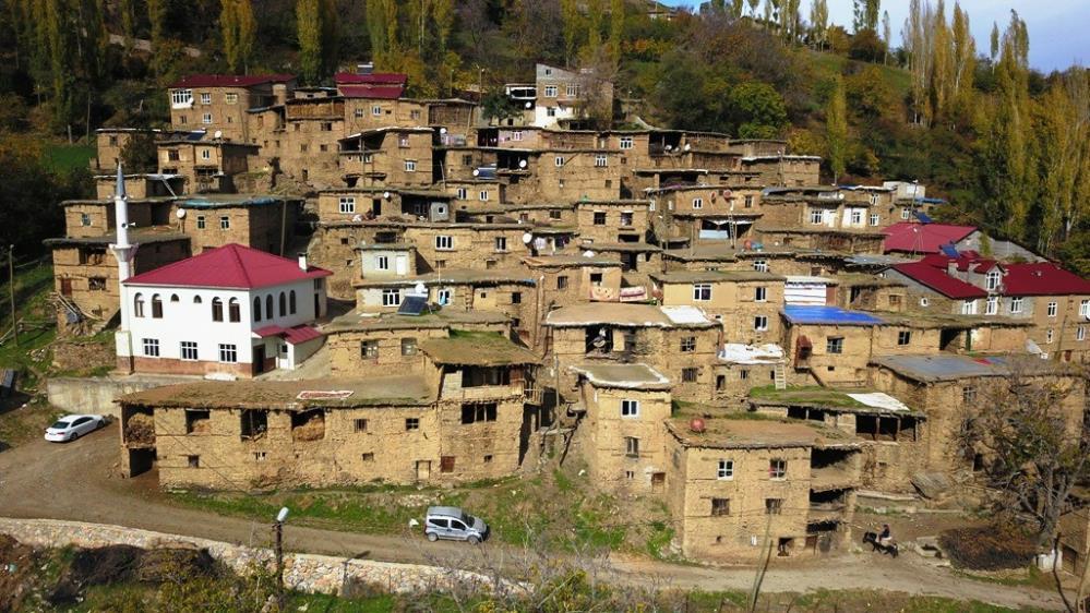 Türkiye'de bir masal diyarı! 300 yıllık taş evler büyülüyor