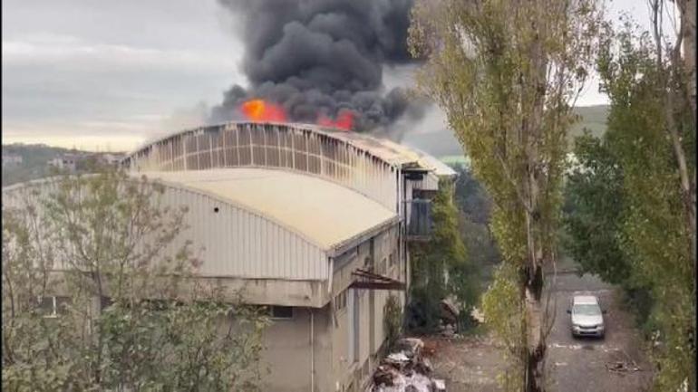 Son dakika: İstanbul'da terlik üretimi yapan fabrikada yangın