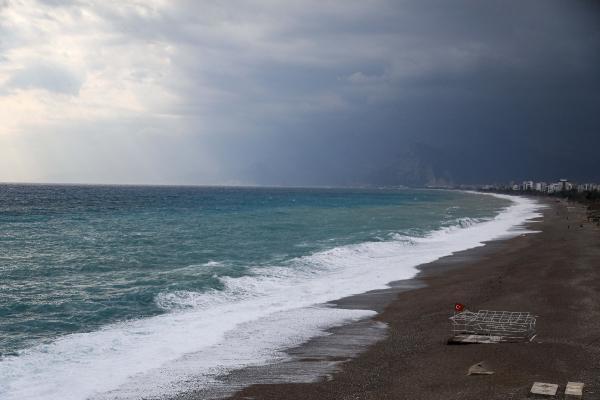 Antalya'da teyakkuz! Rüzgarın saatteki hızı 62 kilometre