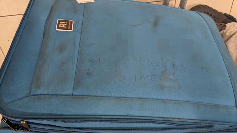 Bebek valizinin üzerinde şoke eden yazı! Havalimanındaki sapık kovuldu