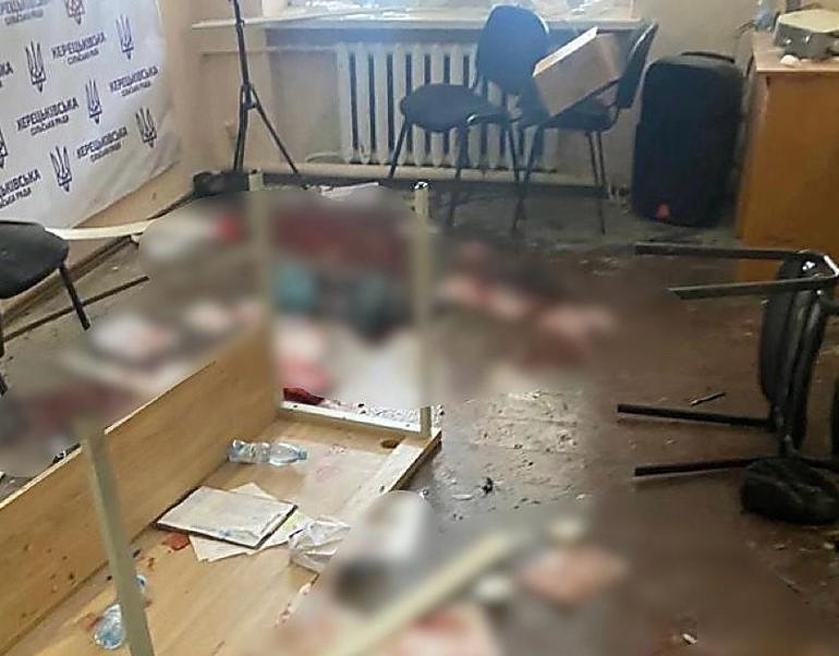 Vekilden el bombalı saldırı! Meclise girdi, patlayıcıları bıraktı sonrası kamerada