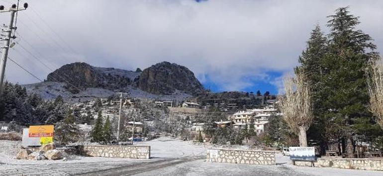 Antalya'da kar: Yollar kapalı