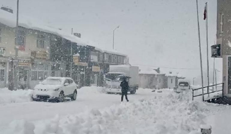 İki gündür aralıksız yağıyor! Yollar kapandı, kar kalınlığı 35 santimetreye ulaştı