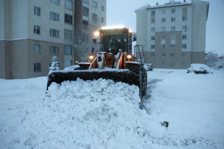 İki gündür aralıksız yağıyor! Yollar kapandı, kar kalınlığı 35 santimetreye ulaştı