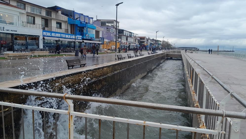 Depremin merkezi! İnsanlar sokaklara döküldü, binalarda çatlaklar var