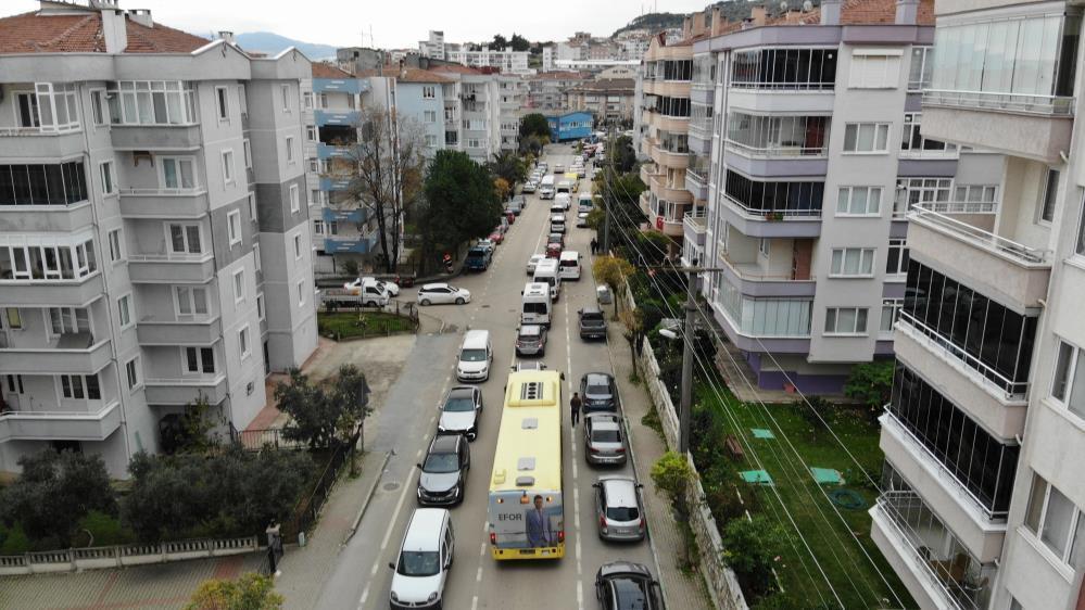 Depremin merkezi! İnsanlar sokaklara döküldü, binalarda çatlaklar var