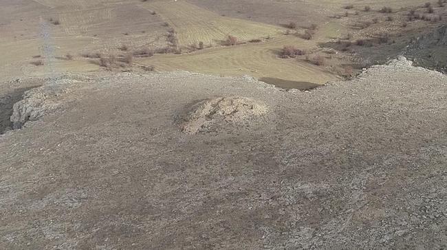 'İçinde hazine var' umuduyla iş makineleriyle gelip kazıyorlar!