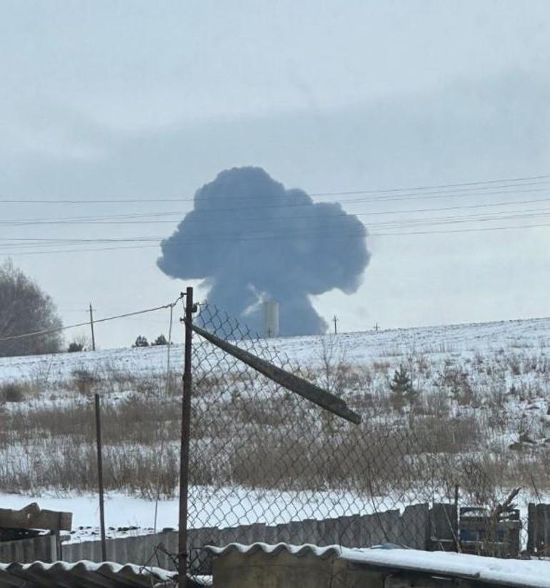 Rus uçağı düştü! Videolar sosyal medyada yayıldı, onlarca ölü var