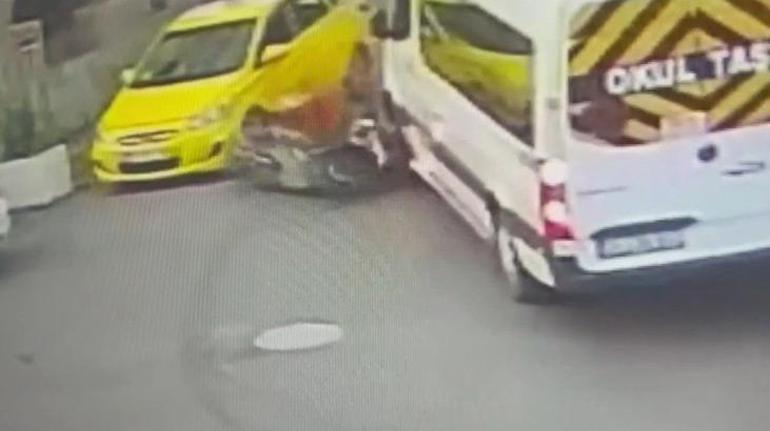 İstanbul'da feci ölüm! Yolcu kapıyı açtı, kurye minibüs ile taksi arasında kaldı