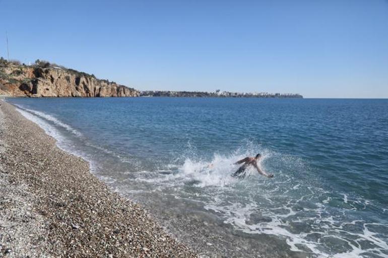 Antalya'da deniz sıcaklığı şaşırttı, sahile inen kendini suya attı