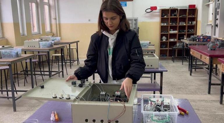Ebru, 914 kişilik okulun tek kız öğrencisi
