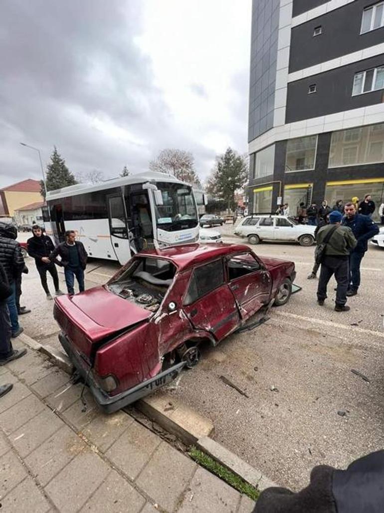 İki aracın arasında kalmaktan son anda kurtuldu! Anbean kaydedildi