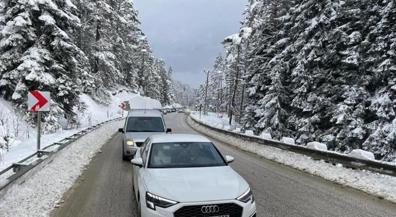 Kar yağdı tatilciler resmen akın etti! Kar kalınlığı 50 santimetreye ulaştı