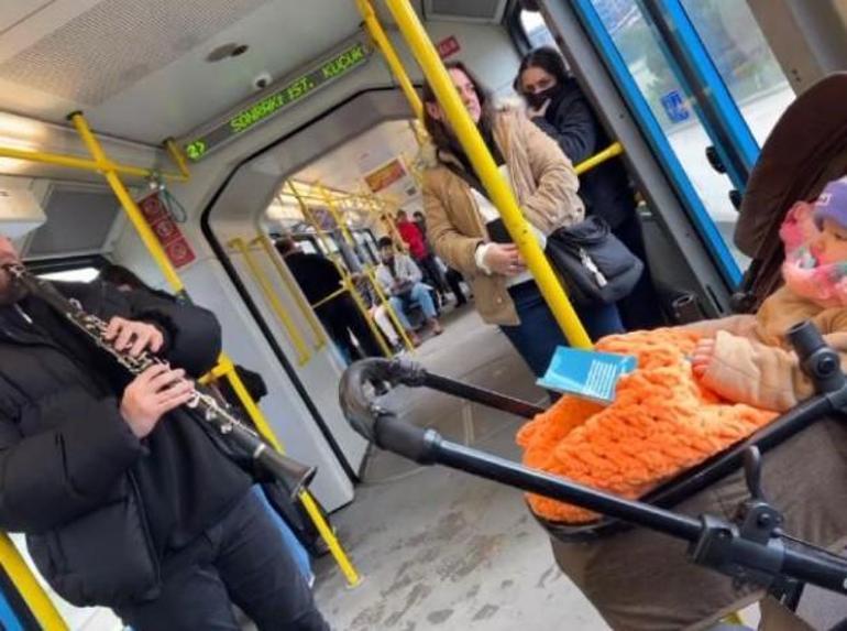 Bursa'da iç ısıtan anlar! Metroda ağlayan bebeği klarnetle uyuttular