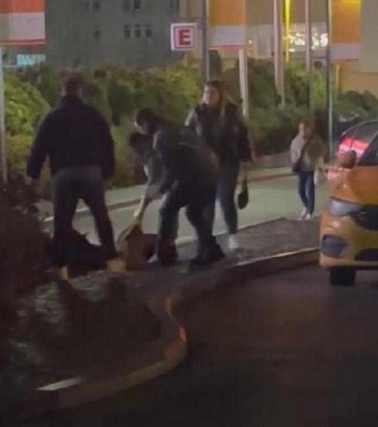 Bu görüntüler İstanbul'dan! Taksi şoförü kadını yere düşürdü, tokat attı