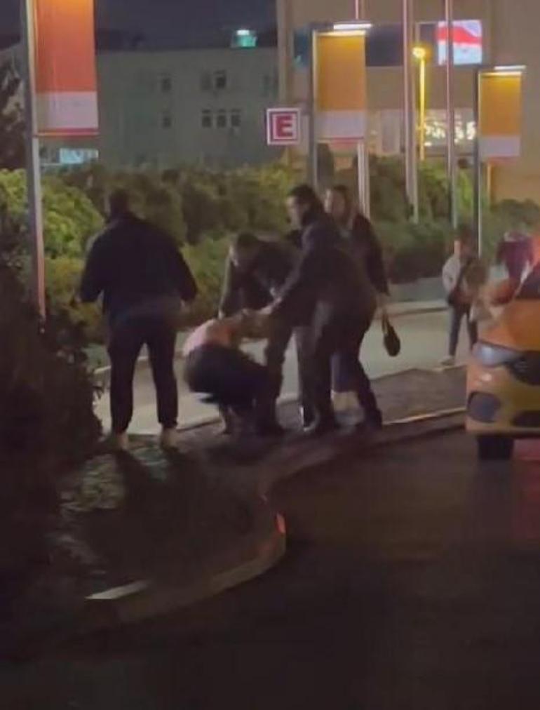Bu görüntüler İstanbul'dan! Taksi şoförü kadını yere düşürdü, tokat attı