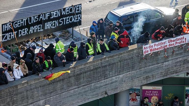 Almanya'da otoyollar trafiğe kapatıldı! Çiftçilerden traktörlü eylem