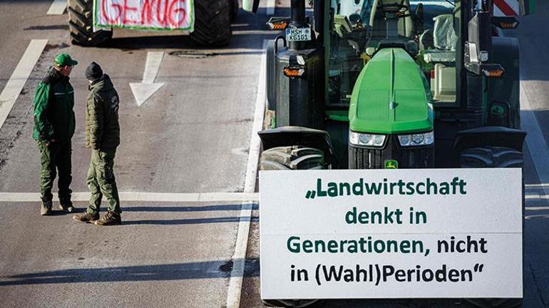 Almanya'da otoyollar trafiğe kapatıldı! Çiftçilerden traktörlü eylem