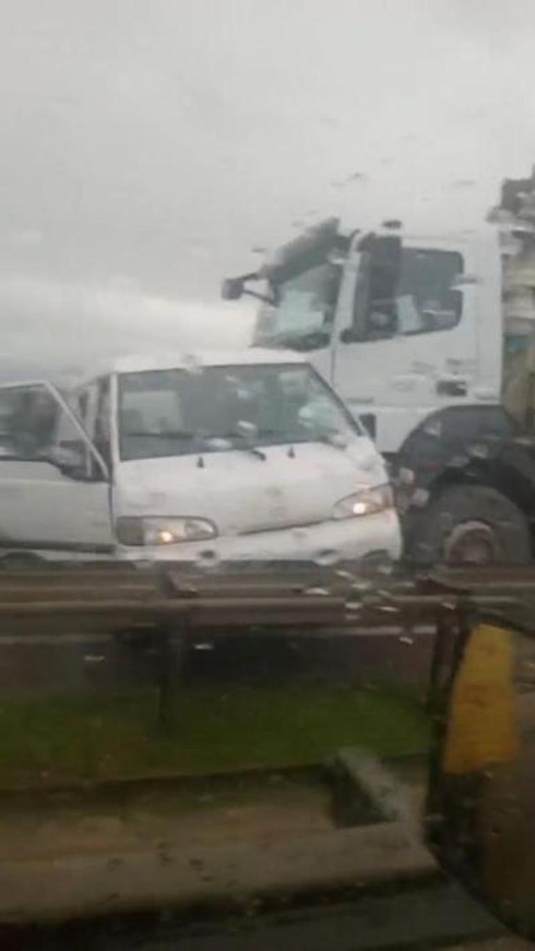 Yağışlı havada duramayan kamyon zincirleme kazaya neden oldu