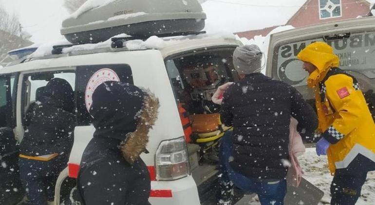 Hakkari'de kardan yolu kapanan köyde bir çocuk rahatsızlandı! Ekipler seferber oldu