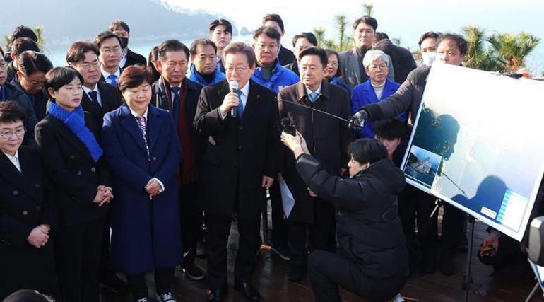Güney Kore'de ana muhalefet lideri Lee Jae-myung bıçaklı saldırıya uğradı