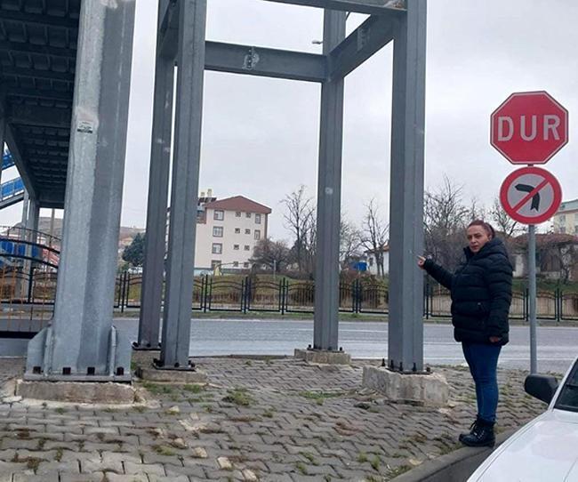 'Asansör yok' diye üst geçidi kullanamadı! Bir aile parçalandı