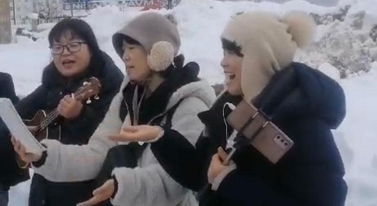 Hakkari'deki Güney Koreli turistler karayolları ekiplerine şarkı söyledi