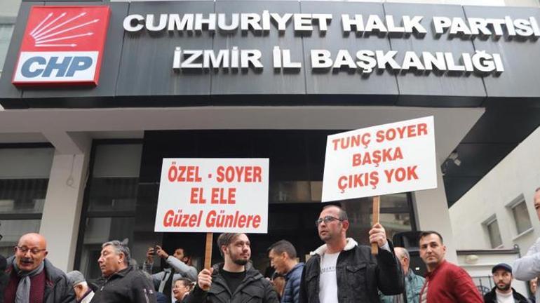 Tunç Soyer destekçilerinden CHP İzmir İl Başkanlığı önünde protesto! 'Özgür Özel'i yanılttılar'