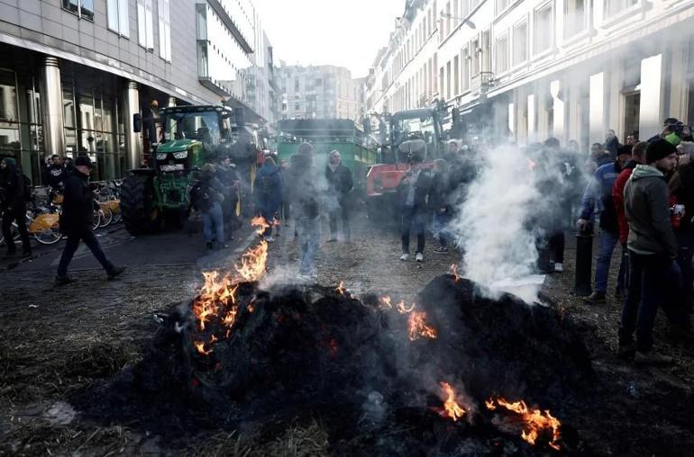 Avrupa'da çiftçiler isyan etti! Traktörleriyle sokağa indiler, işte nedenleri