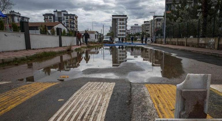 Su altında kalan otoparka inen vatandaş şoke oldu!