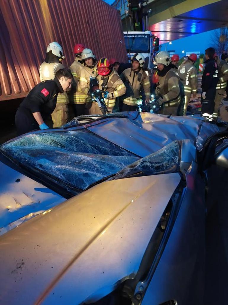 Bakırköy'de feci kaza! TIR, otomobilin üzerine devrildi: 4 kişi hayatını kaybetti