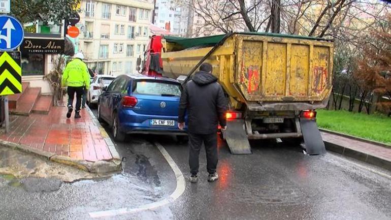 Kamyonun fırlayan tekeri öğrencilerin arasına daldı!