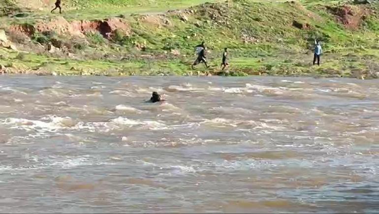 Zamanla yarış! Şanlıurfa'da sel sularına kapılan 3 kadın kurtarıldı, 1 çocuk kayıp