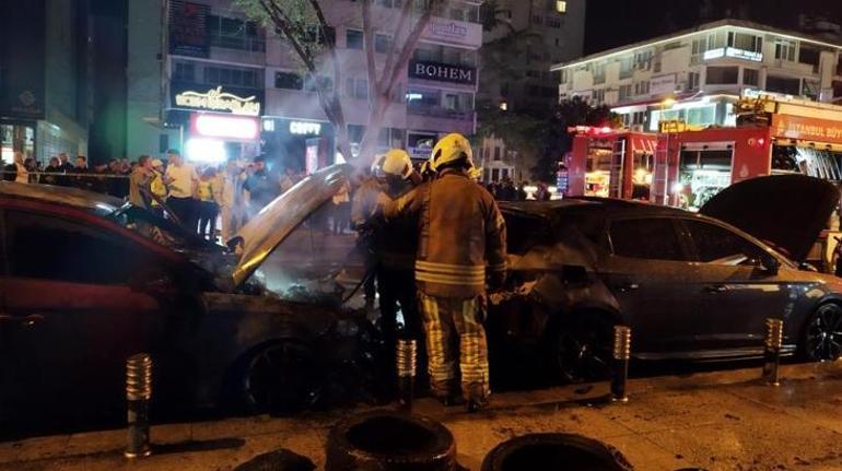 Kadıköy'de 2 araç alev alev yandı