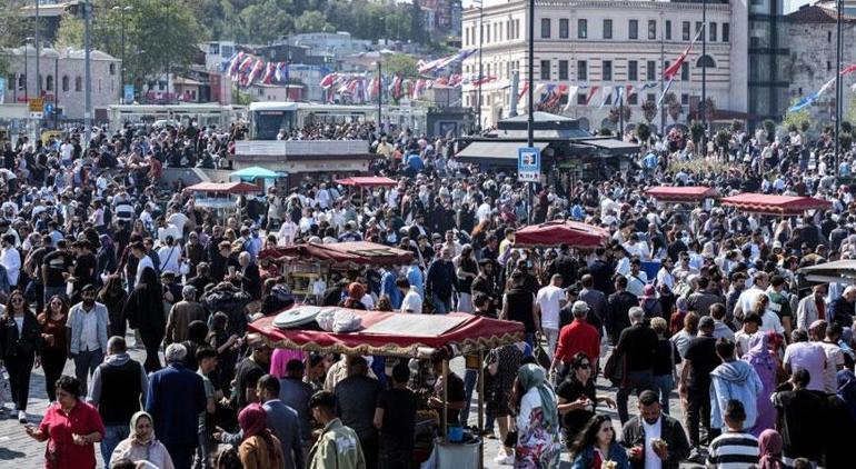 İstanbul'da insan seli! 'İğne atsan yere düşmez'