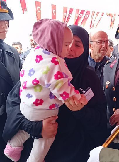 Şehit eşini 1 yaşındaki kızıyla uğurladı: Bugün bizim bayramımız Rüveyda