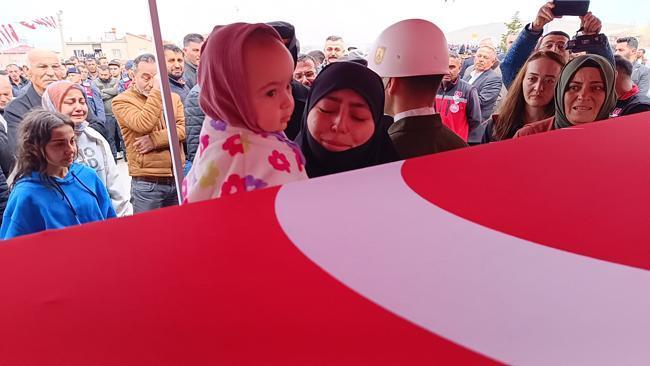 Şehit eşini 1 yaşındaki kızıyla uğurladı: Bugün bizim bayramımız Rüveyda