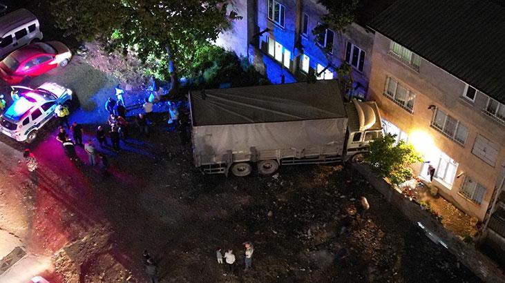 Bursa'da freni boşalan kamyon eve girdi